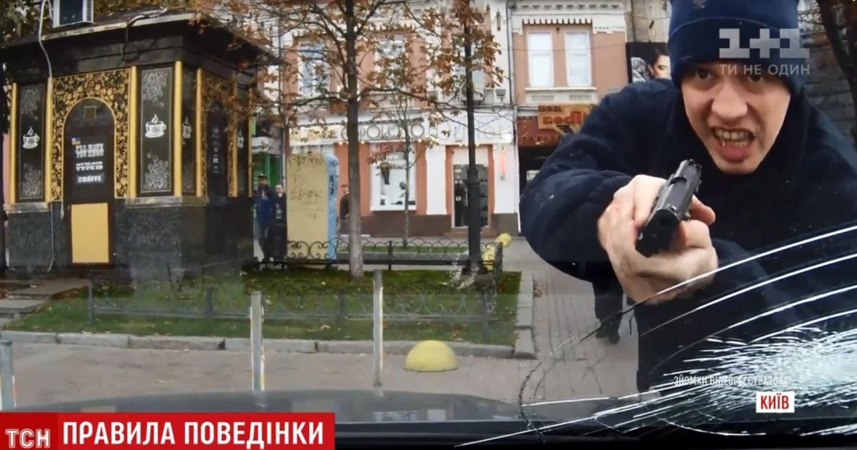Сломанный локоть женщины и побитое на Крещатике авто: киевские копы оскандалились чрезмерным применением силы