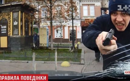 Сломанный локоть женщины и побитое на Крещатике авто: киевские копы оскандалились чрезмерным применением силы