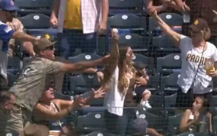 "Приголомшлива мама": дівчина однією рукою піймала бейсбольний м'яч під час матчу, тримаючи іншою дитину (відео)