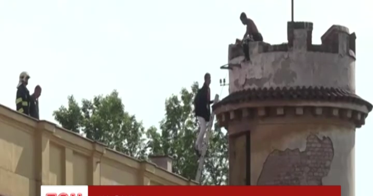 Дивак видерся на вежу в Празі та кидає в людей камінням
