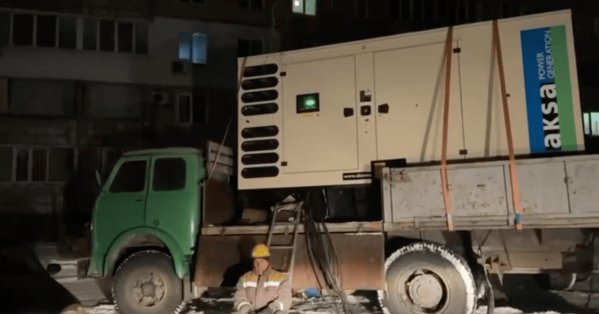 У Дніпрі житлові будинки заживлюють від мобільних генераторів