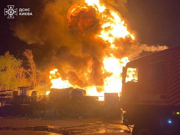 Зафіксовані руйнування у Подільському, Оболонському, Шевченківському та Деснянському районах. / © ДСНС