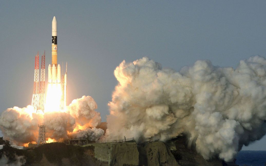 Ракета Н-IIA стартует от стартовой площадки в космическом центре на японском острове Танегащима. / © Reuters