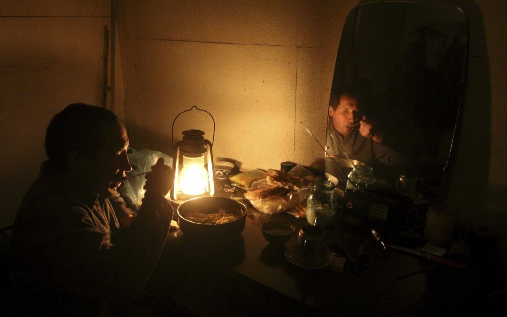 Крымчане уже неделю живут без света / © Reuters