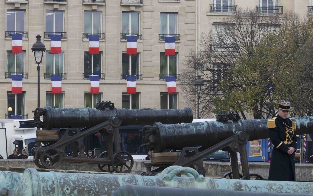 По всему Парижу развеваются флаги Франции. / © Reuters