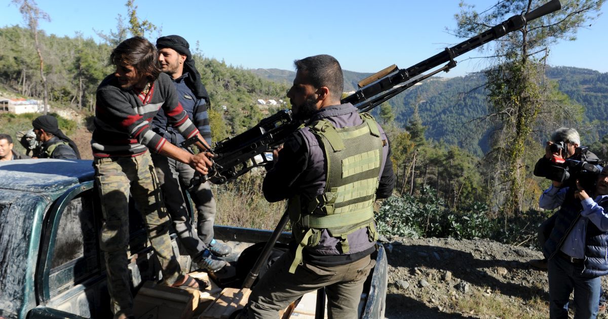 Сирійські військові показали частину парашута загиблого російського пілота / © Reuters