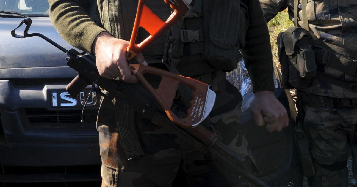 Сирійські військові показали частину парашута загиблого російського пілота / © Reuters