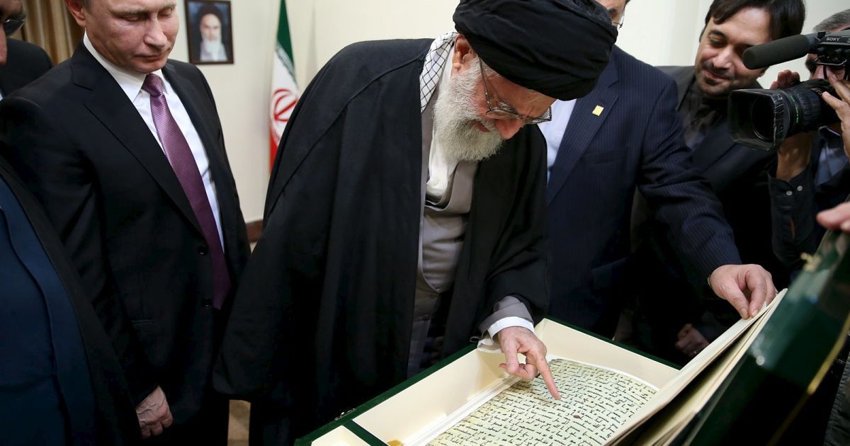 Верховний лідер Ірану аятола Алі Хаменеї отримує в подарунок старовинний рукописний Коран від президента Росії Володимира Путіна. 23 листопада Путін вперше з 2007 року відвідав Тегеран для того, щоб обговорити ситуацію в Сирії. / © Reuters