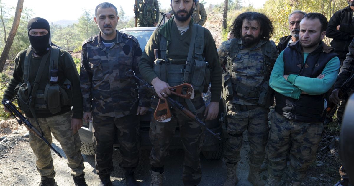 Сирійські військові показали частину парашута загиблого російського пілота / © Reuters