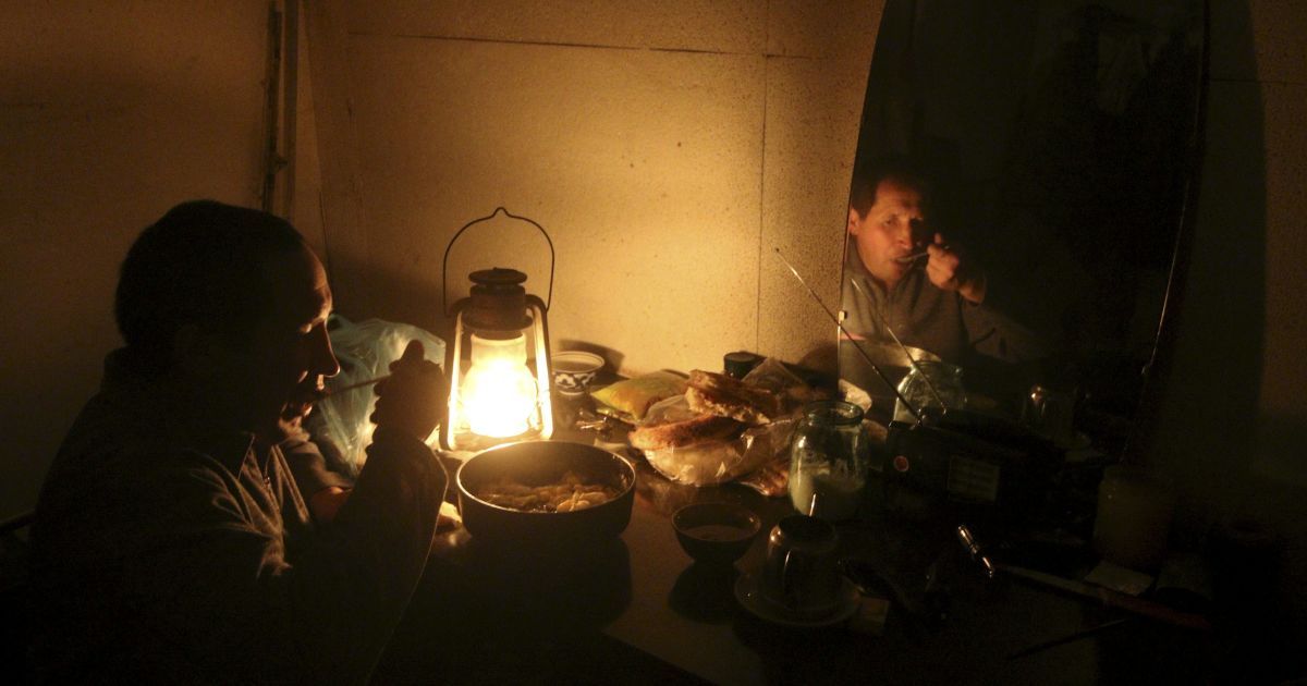 Кримчани вже тиждень живуть без світла / © Reuters