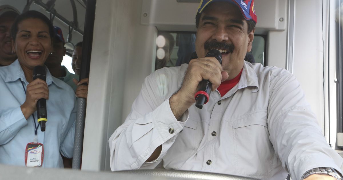 Президент Венесуели Ніколас Мадуро за кермом автобусу під час церемонії запуску нового автобусного маршруту в місто Кумана.