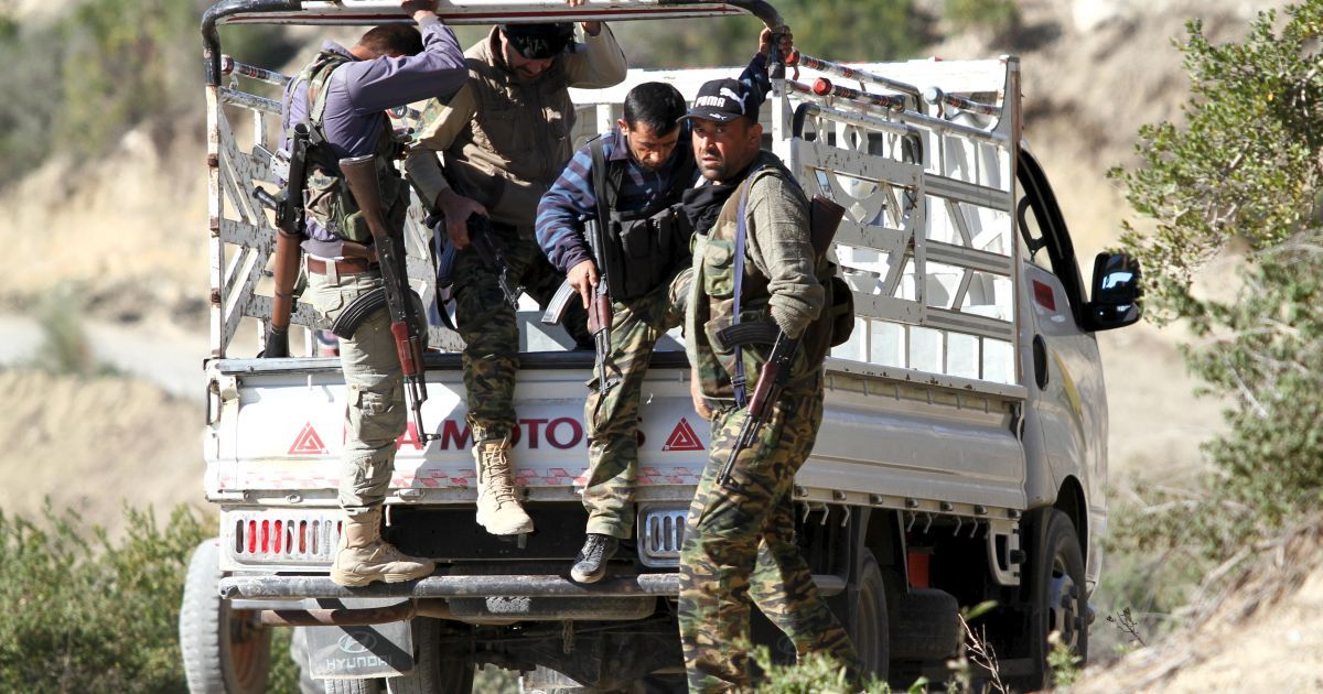 Сирійські військові показали частину парашута загиблого російського пілота / © Reuters