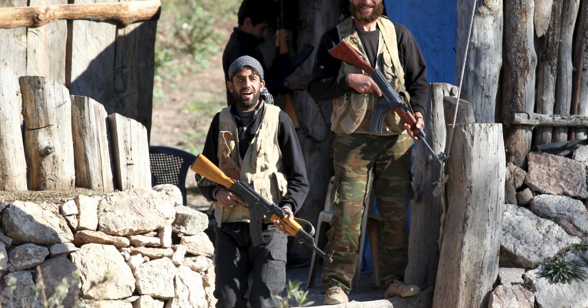 Сирійські військові показали частину парашута загиблого російського пілота / © Reuters