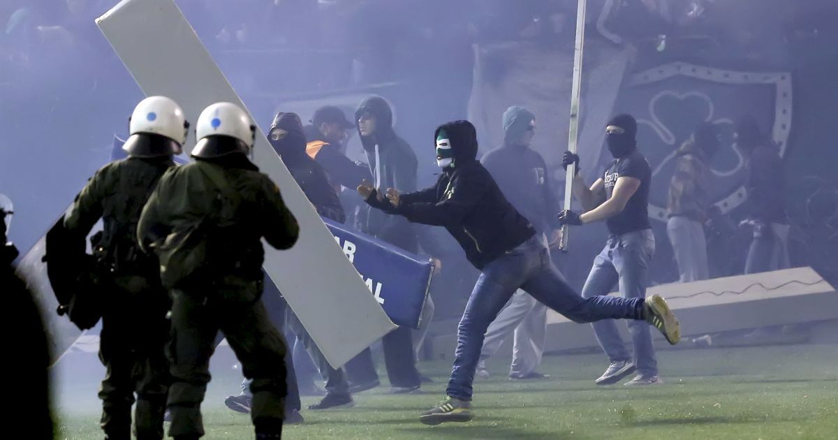 Фанаты сорвали матч Панатинаикос - Олимпиакос / © Reuters