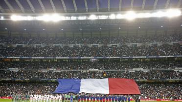 Перед матчем почтили память жертв парижских терактов 13 ноября. / © Reuters