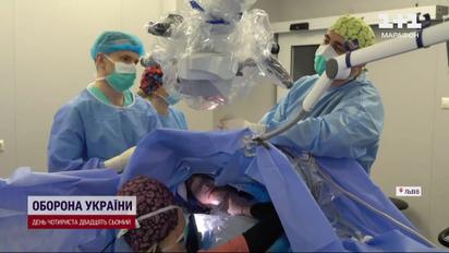 Розмовляв з лікарями, поки йому оперували мозок: унікальна операція дитині у Львові
