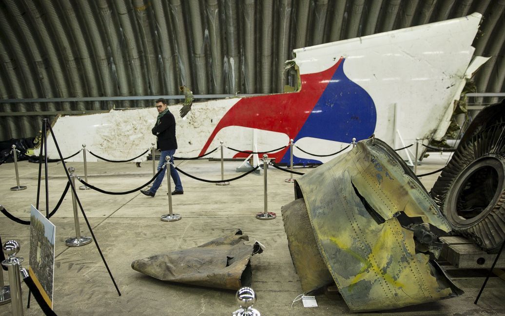 Эксперты восстановили часть самолета из обломков / © Getty Images