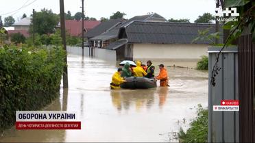 Сидят в затопленных домах на столах: прикарпатье накрыла большая вода