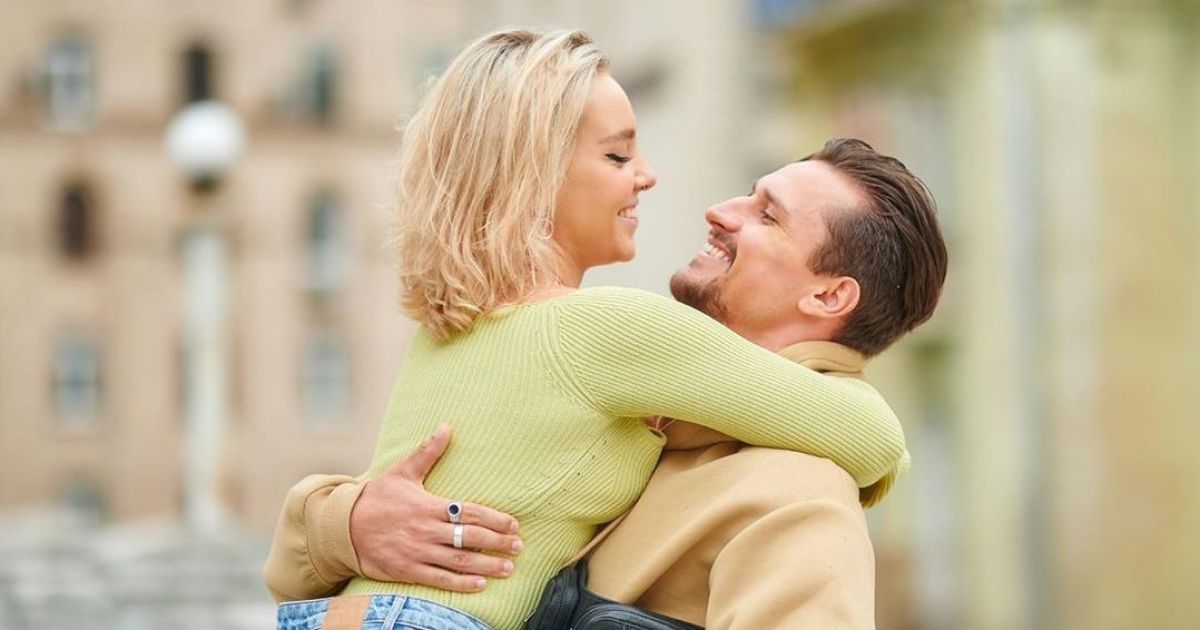 Тарас Цимбалюк показав сміливе відео, де голяка бігає полем зі своєю нареченою