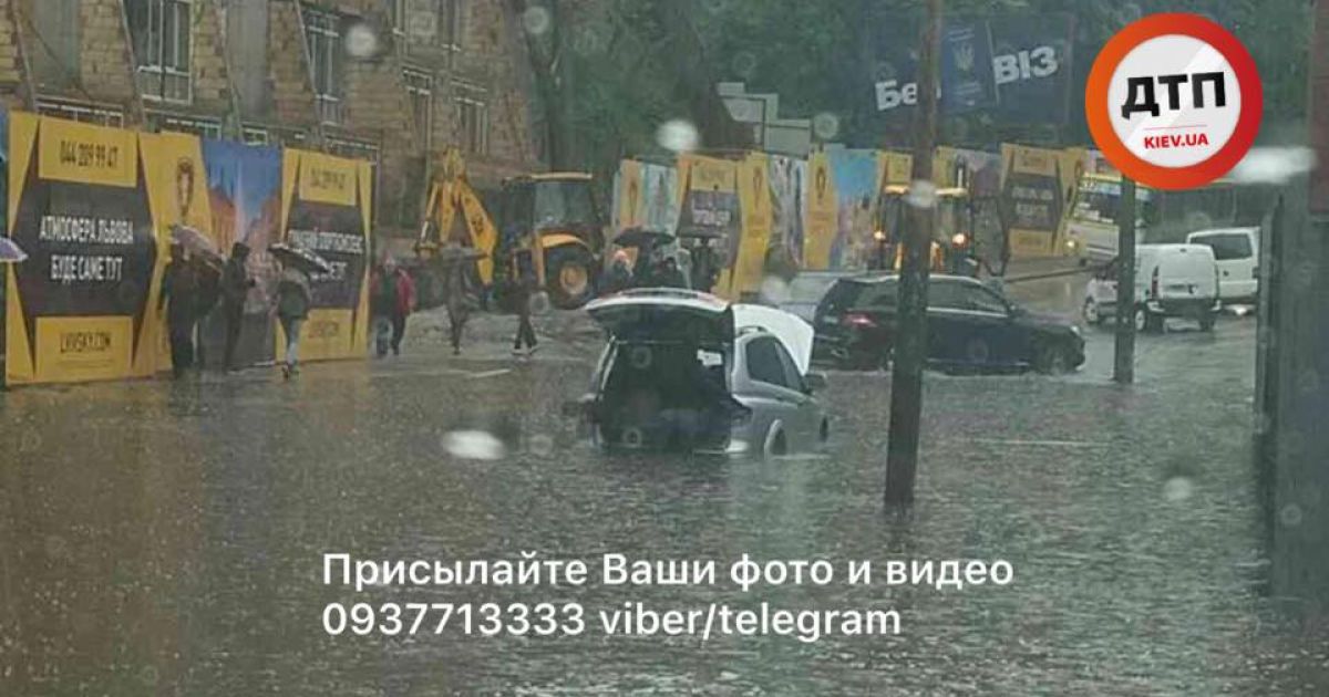 У Києві просто в калюжі після дощу потонув джип
