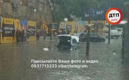 В Киеве прямо в луже после дождя утонул джип