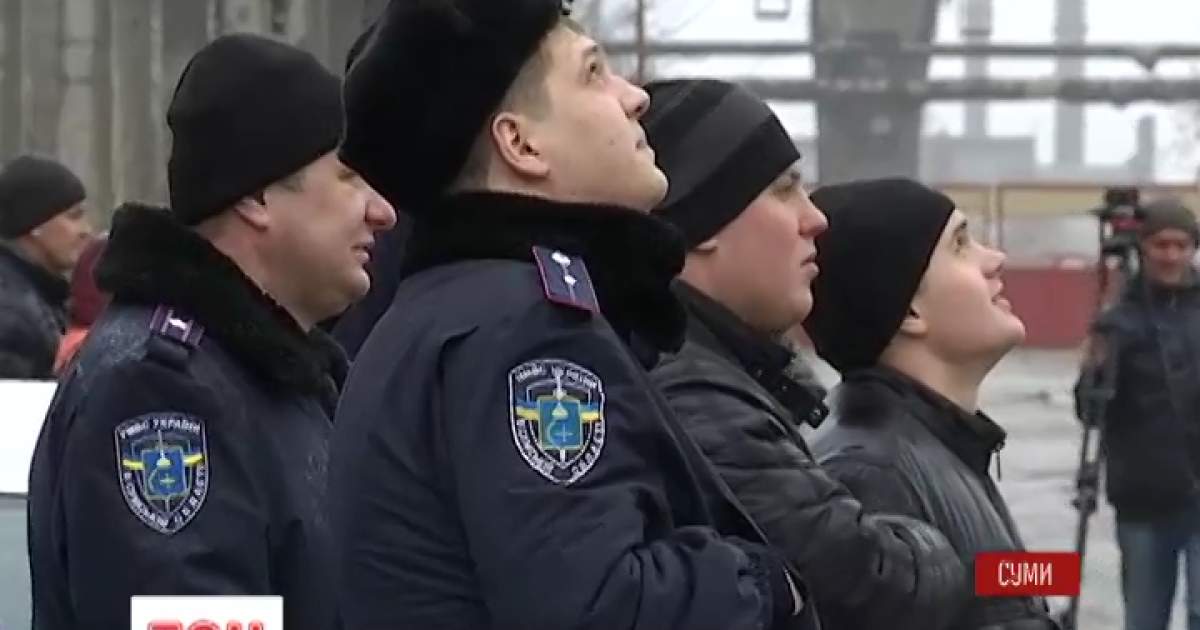 Уговорить мужчину не прыгать с высоты приехали чиновники и правоохранители