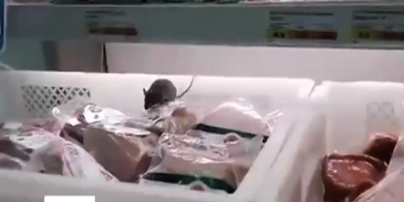 В Харькове покупатели сняли на видео мышь среди колбасных изделий в супермаркете