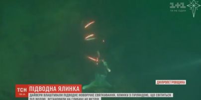 На Днепропетровщине дайверы установили елку с гирляндами на 40-метровой глубине