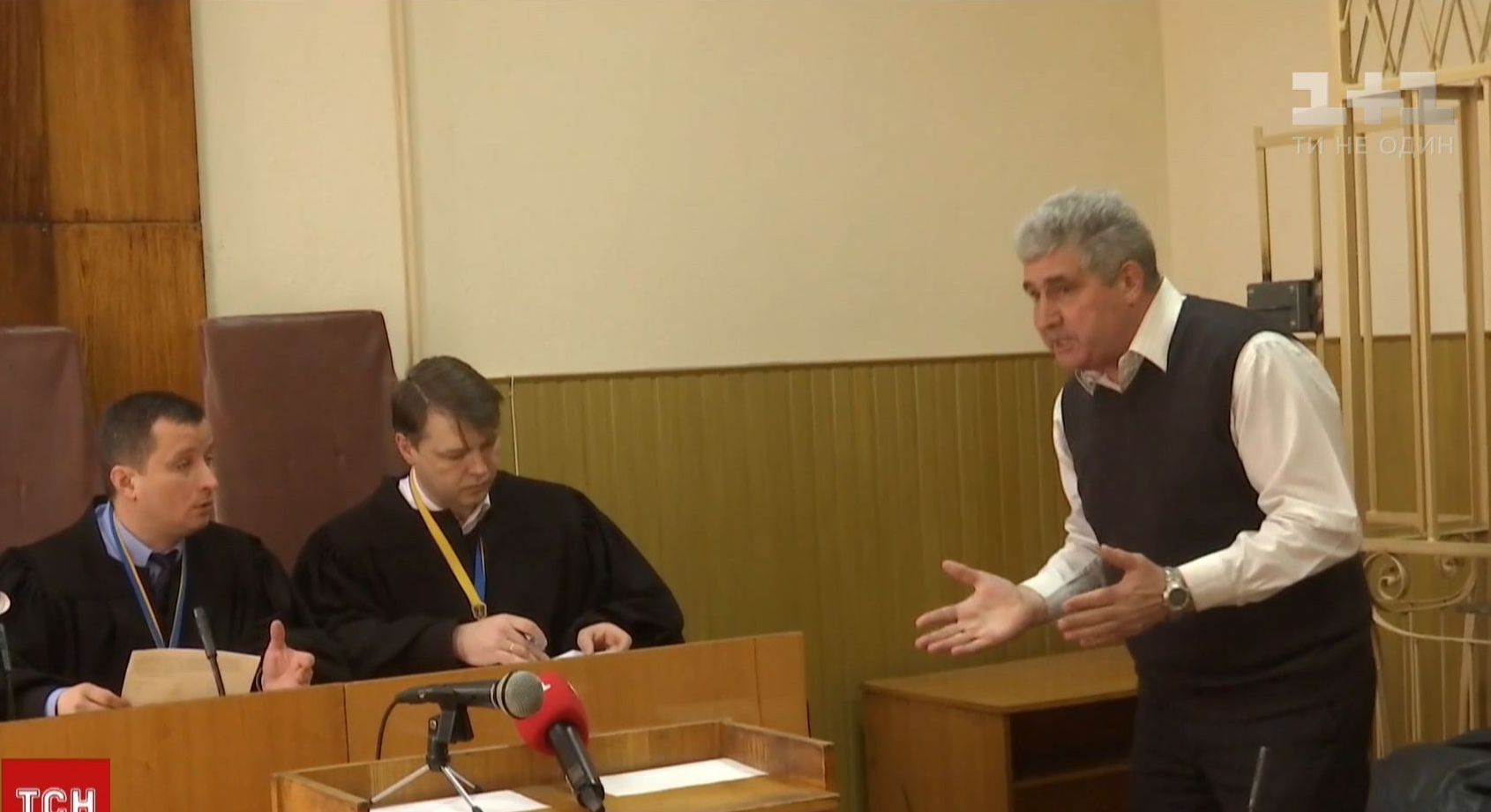 Скандальний суддя порізав собі руку ручкою, дізнавшись про цілодобовий домашній арешт