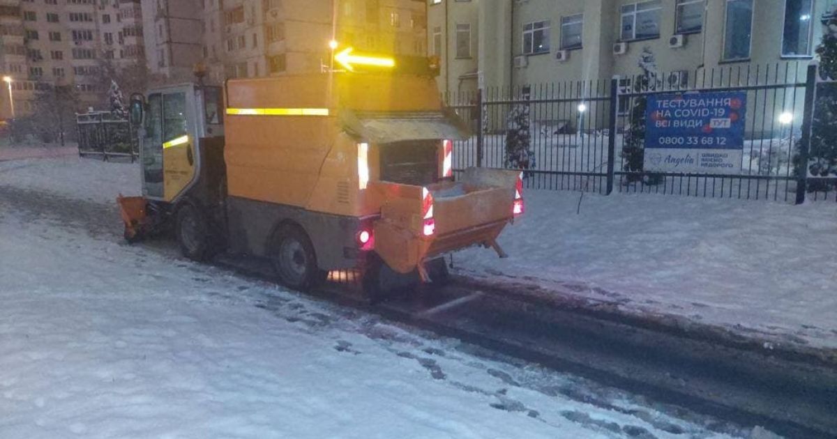 Як Київ розчишають після снігопаду