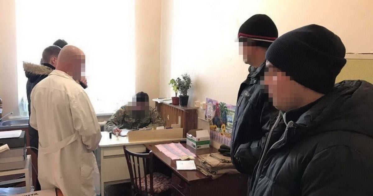 На Донбасі СБУ спіймала на хабарі військового лікаря