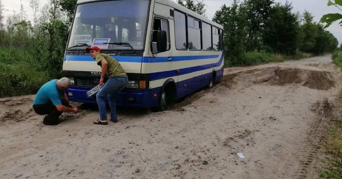 На Волині рейсовий автобус з пасажирами потрапив у піщану яму: його витягували рятувальники (фото)