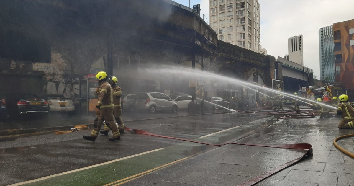 В метро Лондона прогремел мощный взрыв, после чего начался пожар (ФОТО, ВИДЕО)