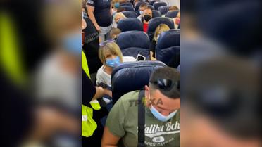 В Харькове из-за отказа пассажирки надеть маску самолет задержался на полчаса