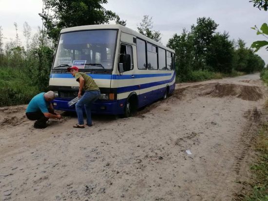 На Волині рейсовий автобус з пасажирами потрапив у піщану яму: його витягували рятувальники (фото)