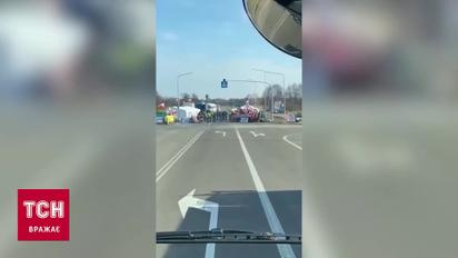 Поляки провоцируют украинских водителей и бросают в фуры яйца