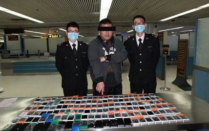 Предприимчивый китаец пытался провезти на себе 146 iPhone, его выдала походка