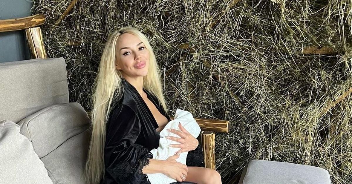 СолоХа з новонародженою донькою