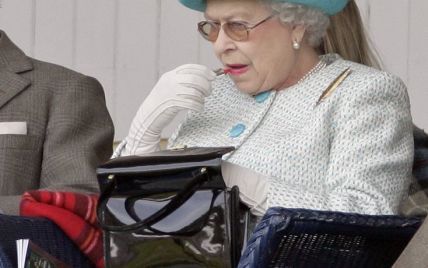 Быть красивой даже в 91: фотографы запечатлели, как Елизавета II красит губы 