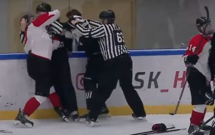 У Росії хокеїсти влаштували масове побоїще під час матчу: суддя отримав по обличчю (відео)