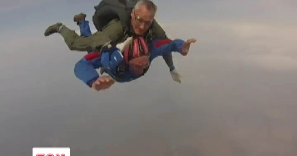 Анатолій Леонтійович не повірив, коли йому подарували сертифікат на стрибок з парашутом.