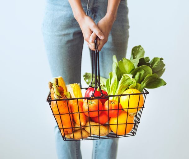 Продуктовая корзина подорожала на 23%: эксперт объяснил причины