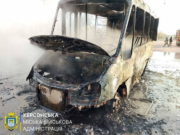 Згоріла маршрутка в Херсоні після російського удару / © Ярослав Шанько