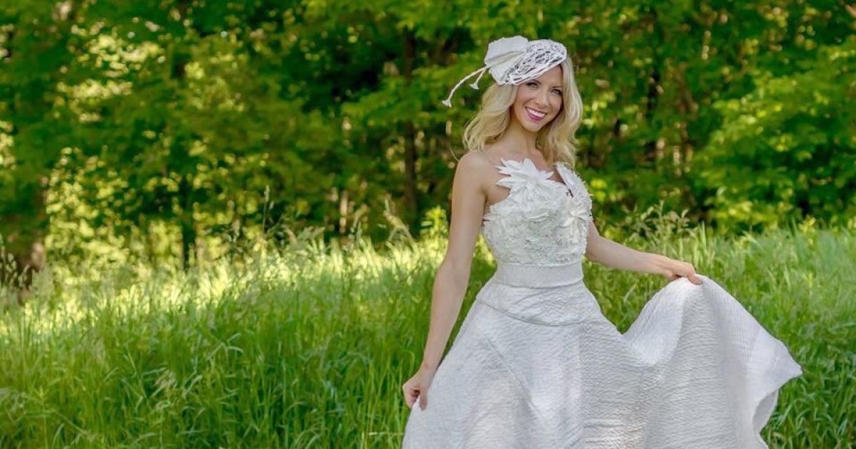 Усі сукні виготовлені з туалетного паперу. / © Twitter/Cheap Chic Weddings