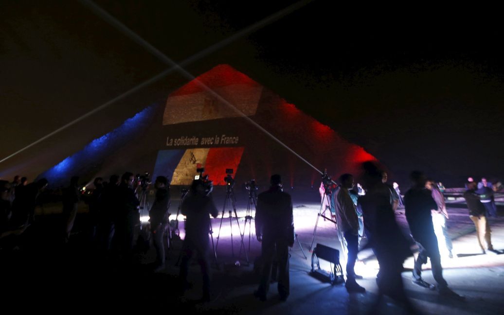 Египетские пирамиды подсветили цветами флагов Франции, России и Ливана / © Reuters