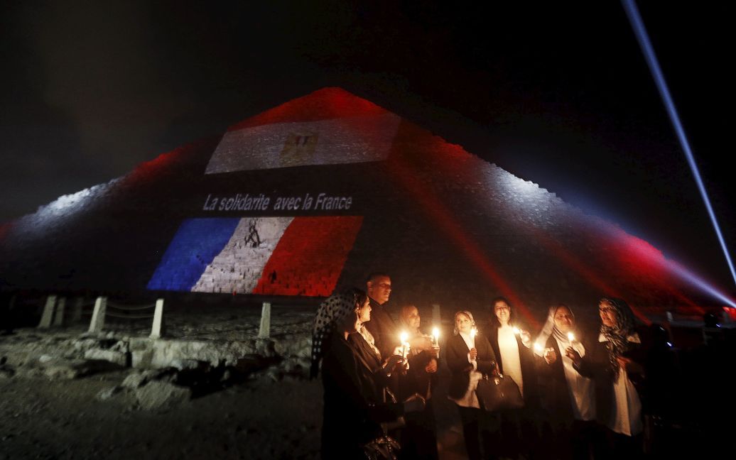 Египетские пирамиды подсветили цветами флагов Франции, России и Ливана / © Reuters