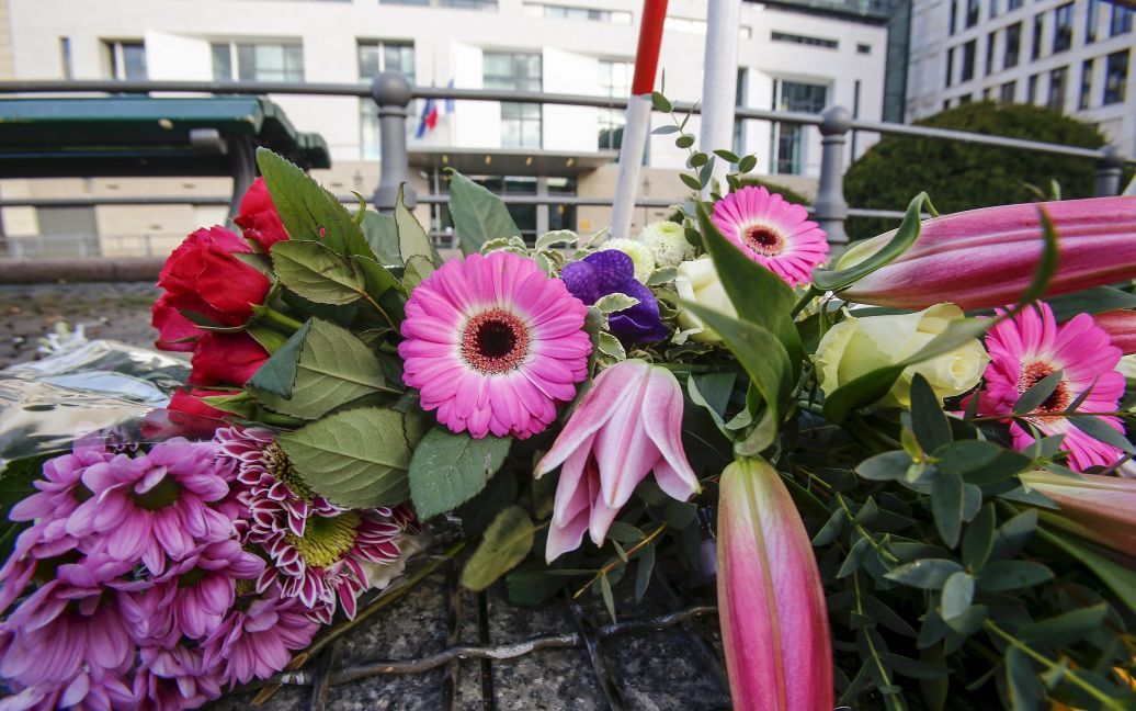 Люди несуть квіти та свічки / © Reuters