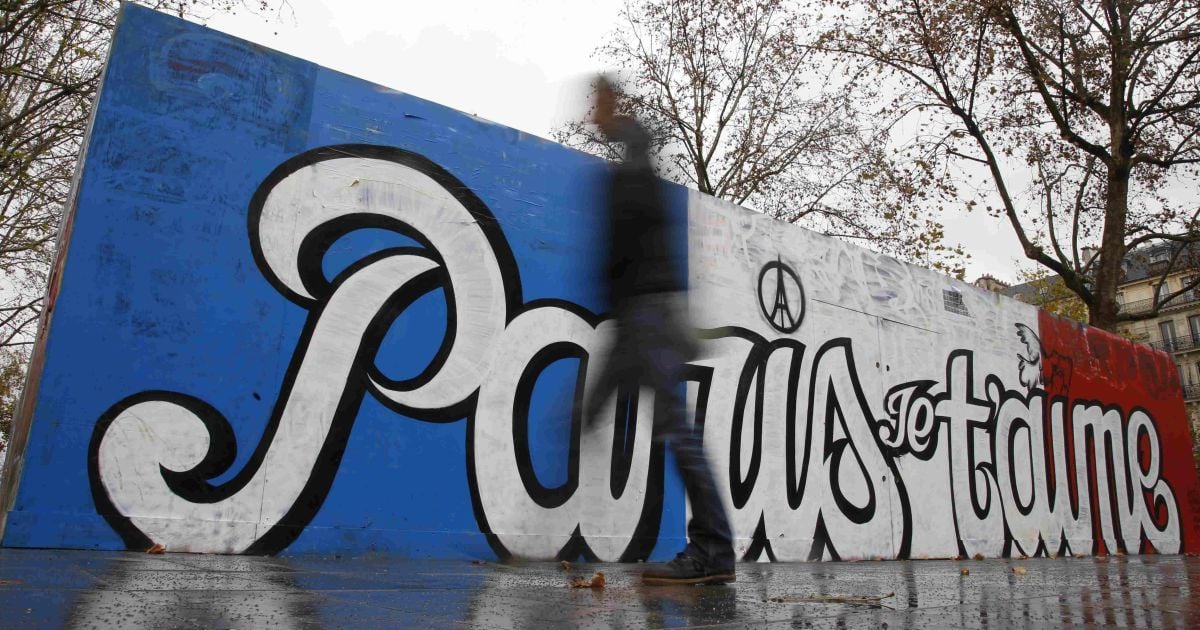 Людина проходить повз недавно намальоване графіті, на якому написано "Париж, я тебе люблю" на Площі Республіки у Парижі. Це графіті з&rsquo;явилося після серії терактів 13 листопада, внаслідок яких загинули 129 людей. / © Reuters