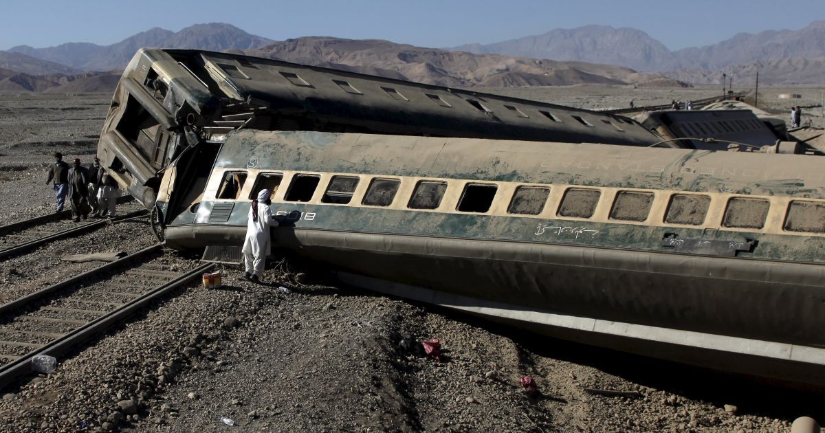Пасажир шукає свої  речі після того, як потяг зійшов з рейок в місті Кветта, Пакистан. / © Reuters