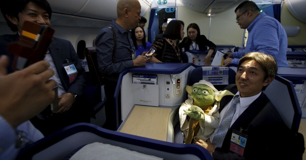 Фотографы показали, как выглядит салон самолета R2-D2 / © Reuters